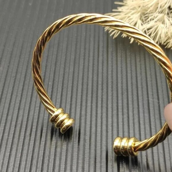 David Yurman Twisted Gold Bracelet - With Original Box - Picture 3 of 6